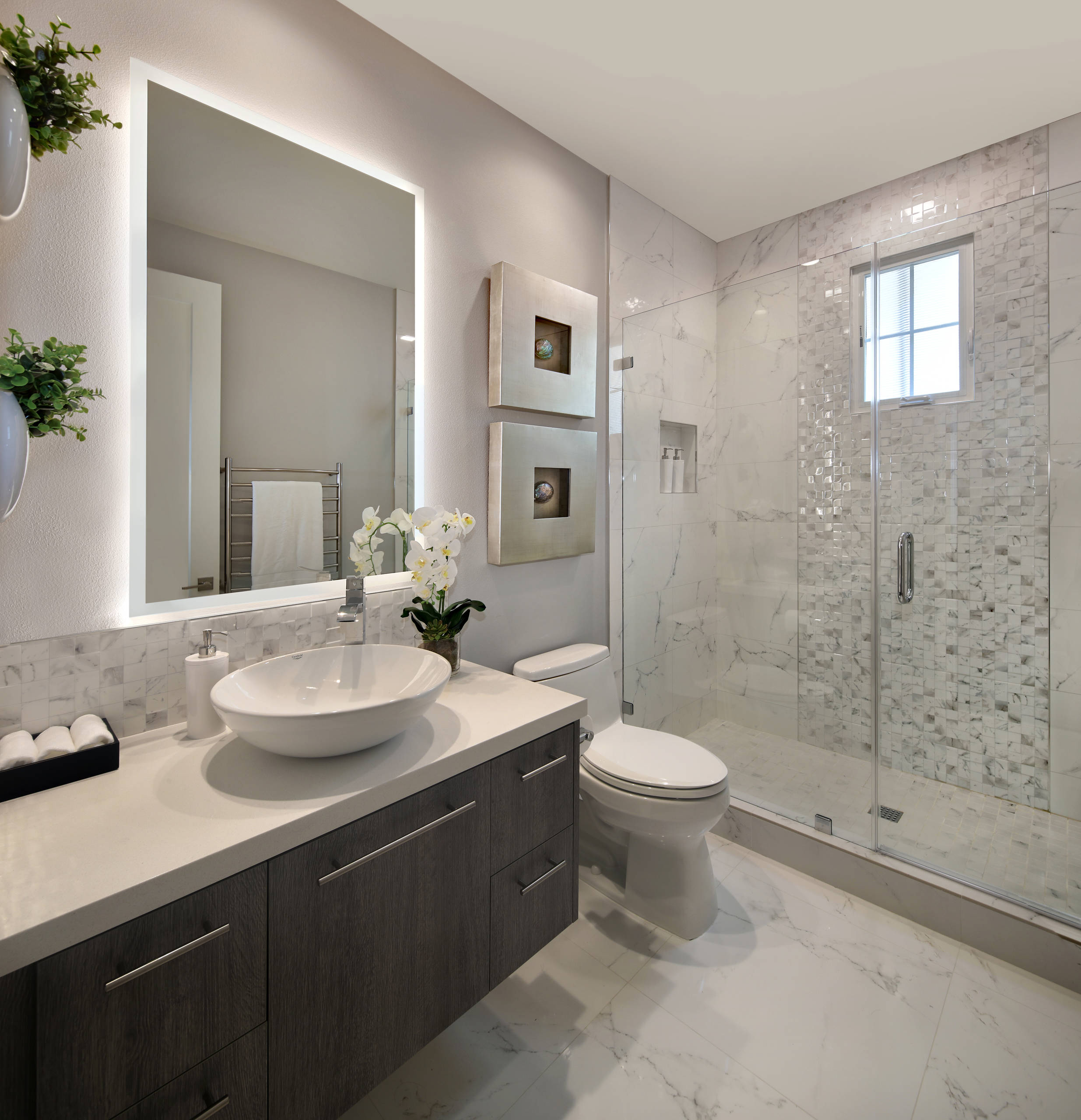 Salle de bain de luxe rénovée avec pierre et détails en bois