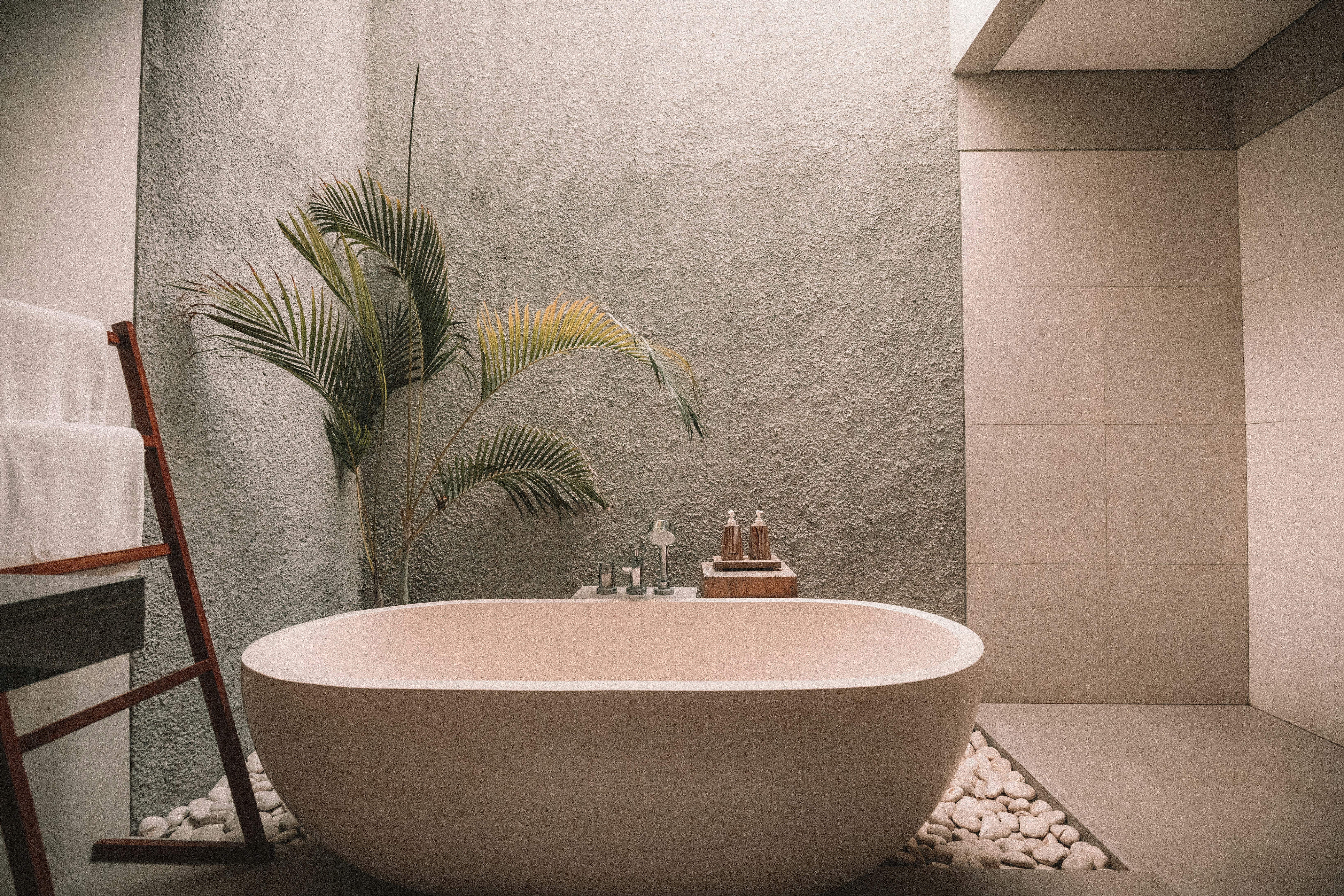 Petite salle d’eau optimisée pour le rangement