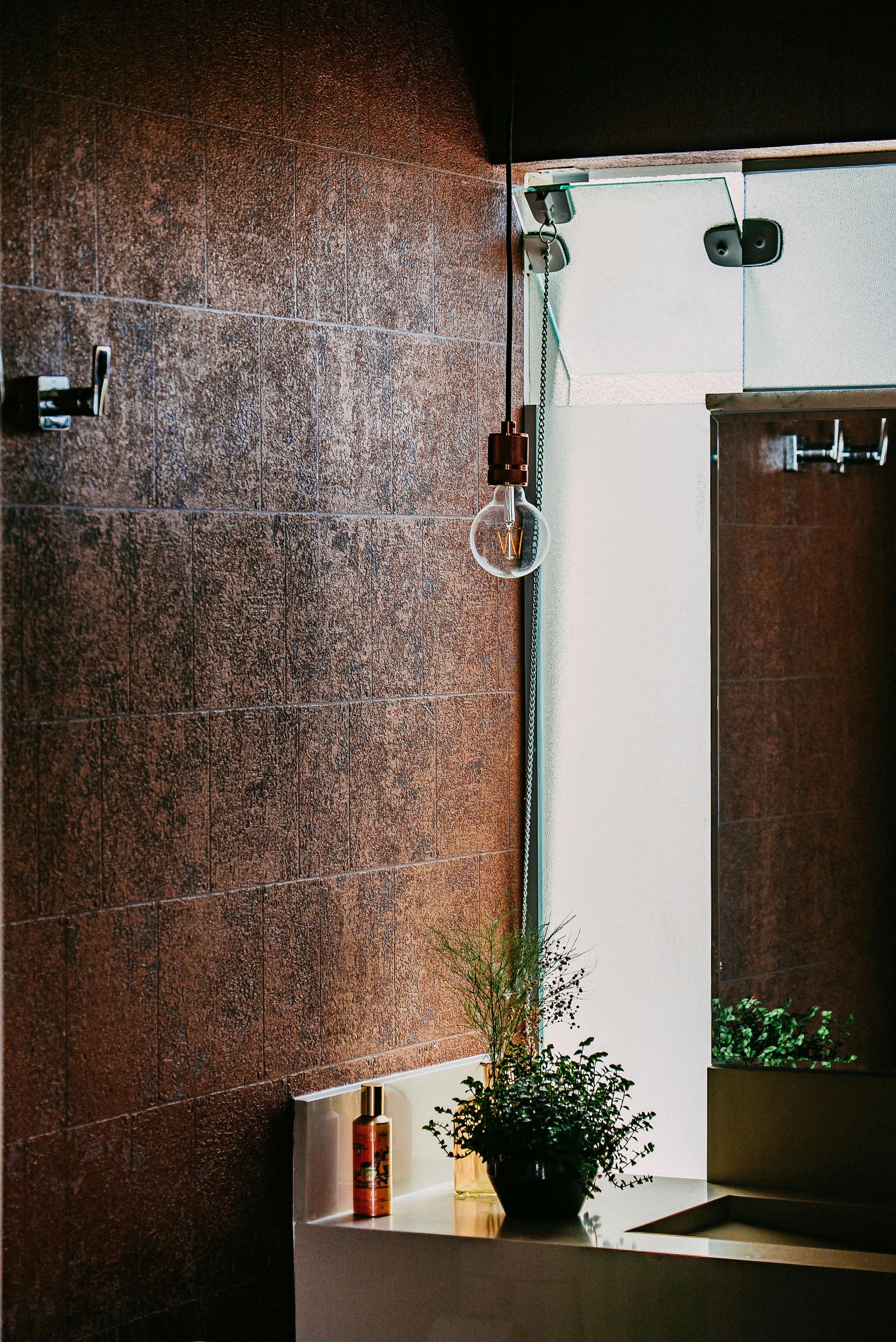 Niche de douche carrelée avec éclairage LED